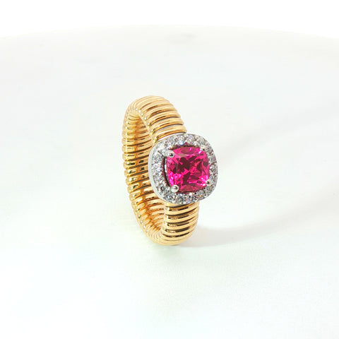 Solitario Queen con contorno in oro giallo tubogas con zaffiro rosa Lab-Grown taglio cuscino e Diamanti Lab-Grown taglio brillante.