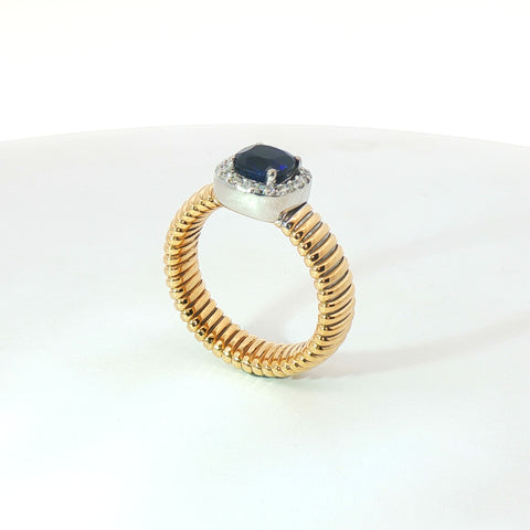 Solitario Queen con contorno in oro giallo tubogas con Zaffiro Lab-Grown taglio cuscino e Diamanti Lab-Grown taglio brillante.