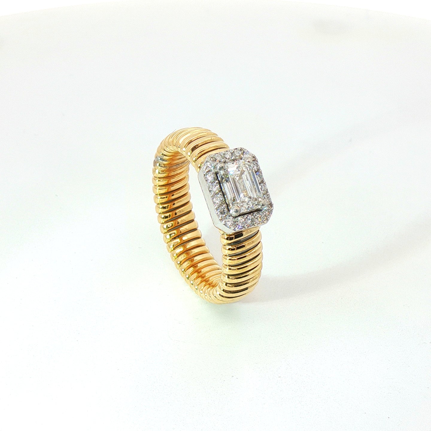 Solitario Queen con contorno in oro giallo tubogas con Diamante Lab-Grown taglio smeraldo e Diamanti Lab-Grown taglio brillante, 0,94 carati.