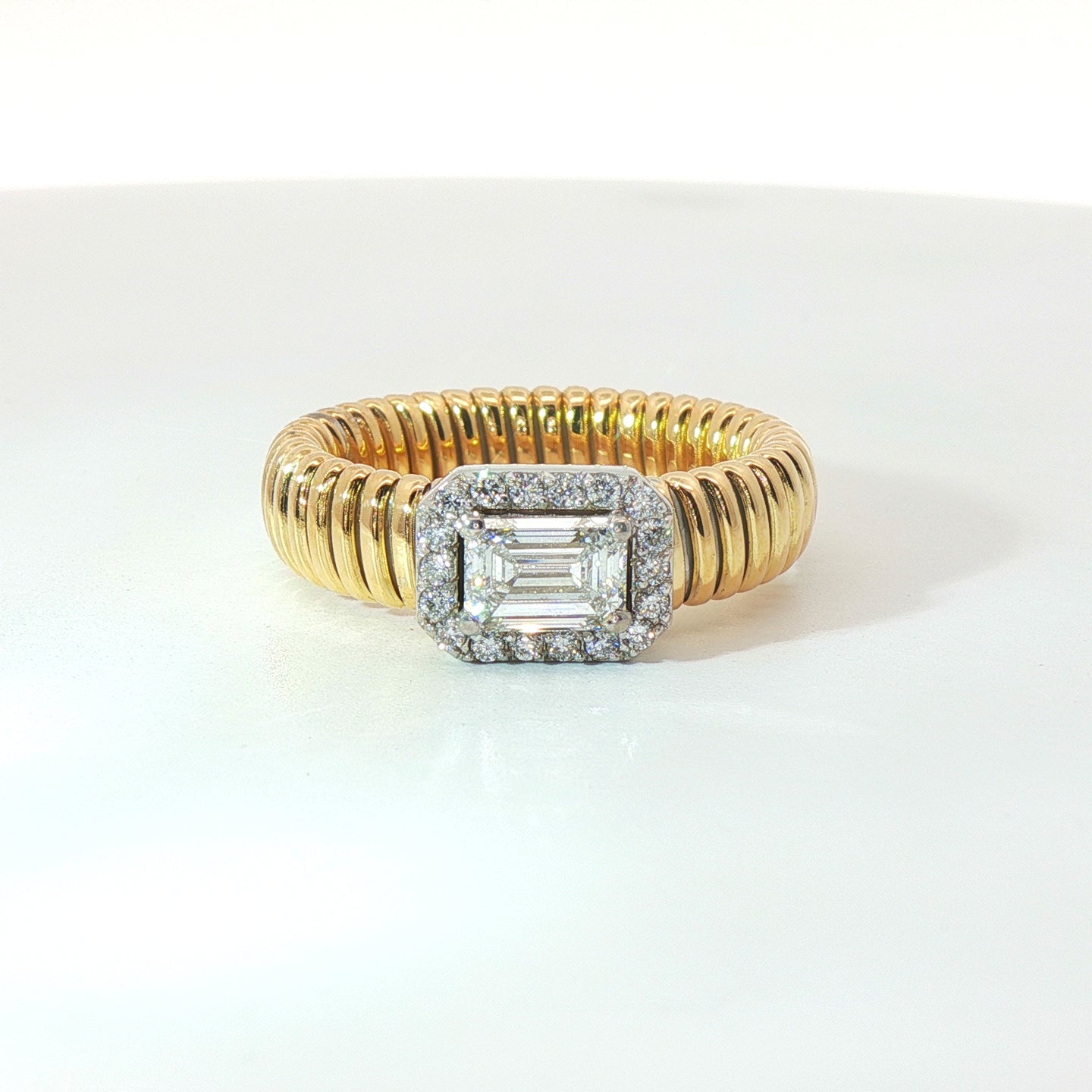 Solitario Queen con contorno in oro giallo tubogas con Diamante Lab-Grown taglio smeraldo e Diamanti Lab-Grown taglio brillante, 0,94 carati.