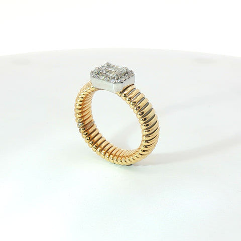 Solitario Queen con contorno in oro giallo tubogas con Diamante Lab-Grown taglio smeraldo e Diamanti Lab-Grown taglio brillante, 0,94 carati.