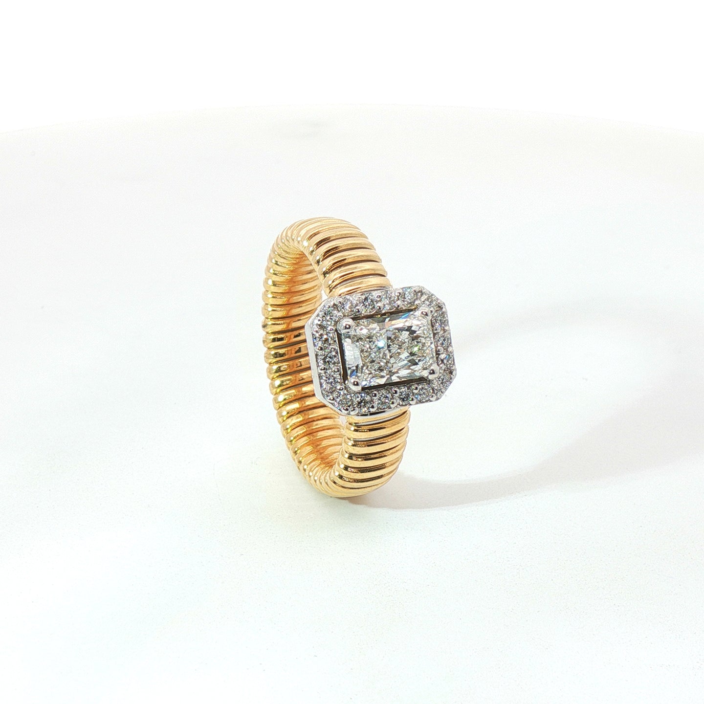 Solitario Queen con contorno in oro giallo tubogas con Diamante Lab-Grown taglio radiant e diamanti Lab-Grown taglio brillante.