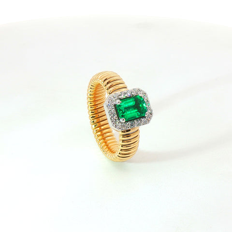 Solitario Queen con contorno in oro giallo tubogas con Smeraldo Lab-Grown taglio smeraldo e Diamanti Lab-Grown taglio brillante.