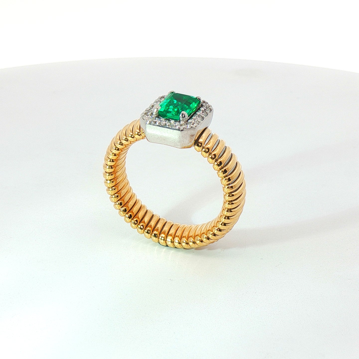 Solitario Queen con contorno in oro giallo tubogas con Smeraldo Lab-Grown taglio smeraldo e Diamanti Lab-Grown taglio brillante.