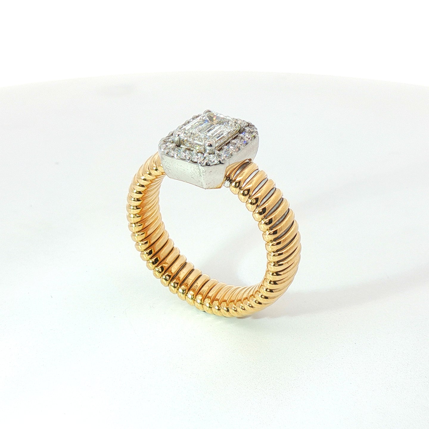 Solitario Queen con contorno in oro giallo tubogas con Diamante Lab-Grown taglio smeraldo e Diamanti Lab-Grown taglio brillante.