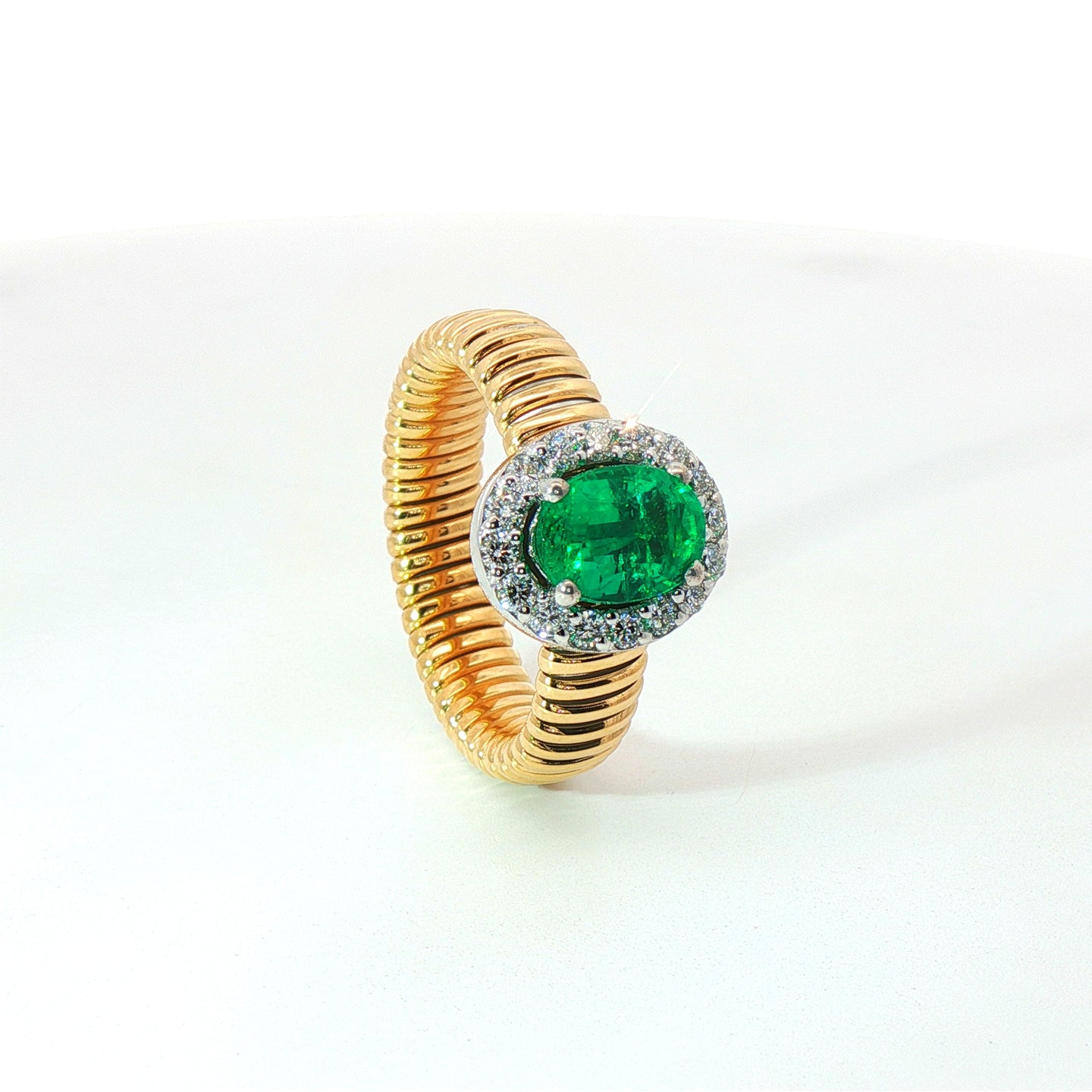 Solitario Queen con contorno in oro giallo tubogas con Smeraldo Lab-Grown taglio ovale e Diamanti Lab-Grown taglio brillante.