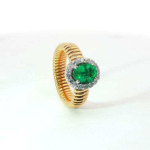 Solitario Queen con contorno in oro giallo tubogas con Smeraldo Lab-Grown taglio ovale e Diamanti Lab-Grown taglio brillante.