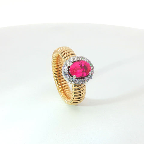 Solitario Queen con contorno in oro giallo tubogas con Zaffiro rosa Lab-Grown taglio ovale e Diamanti Lab-Grown taglio brillante.