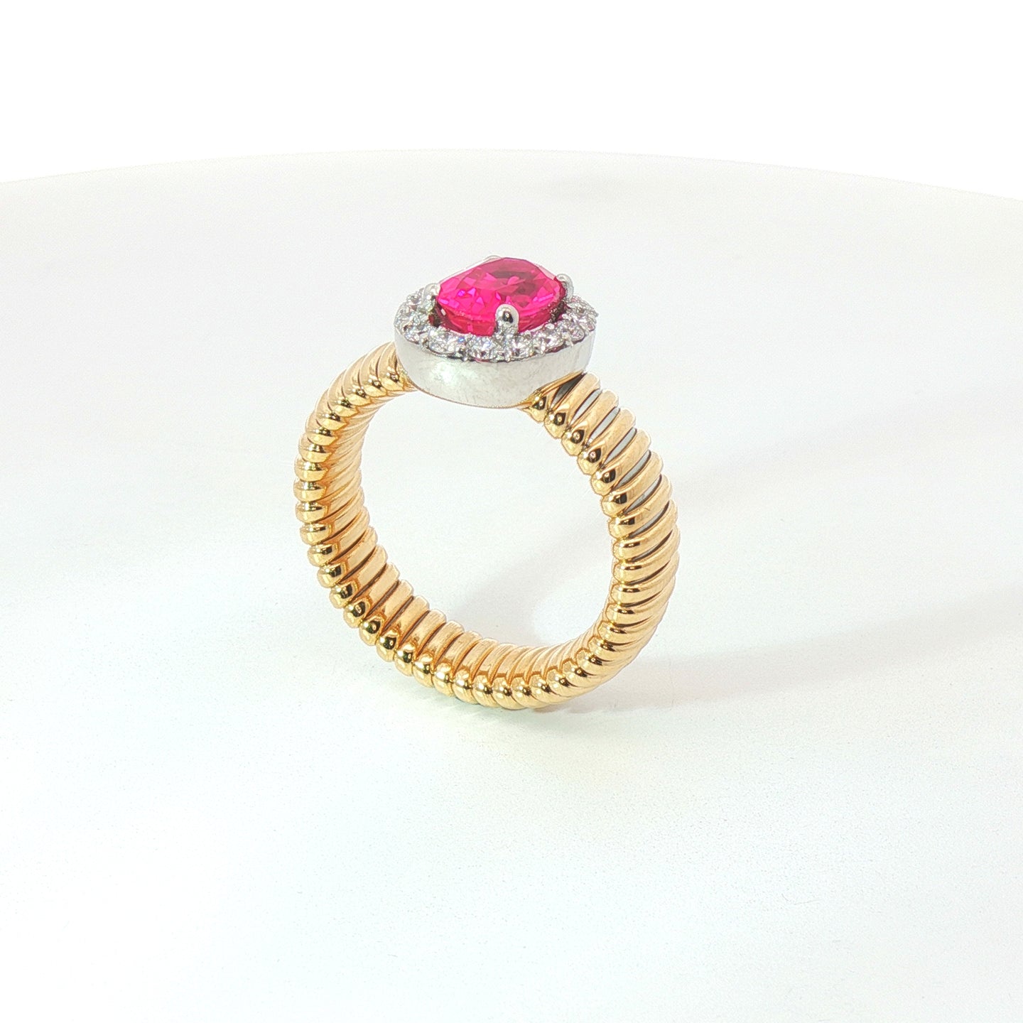 Solitario Queen con contorno in oro giallo tubogas con Zaffiro rosa Lab-Grown taglio ovale e Diamanti Lab-Grown taglio brillante.