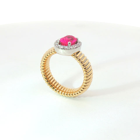 Solitario Queen con contorno in oro giallo tubogas con Zaffiro rosa Lab-Grown taglio ovale e Diamanti Lab-Grown taglio brillante.