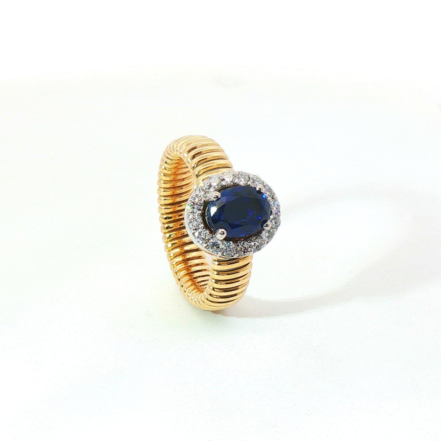Solitario Queen con contorno in oro giallo tubogas con Zaffiro Lab-Grown taglio ovale e Diamanti Lab-Grown taglio brillante.
