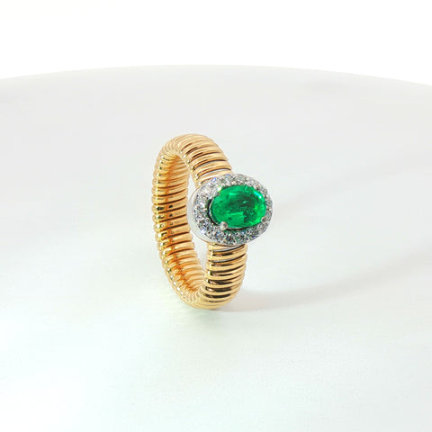 Solitario Queen con contorno in oro giallo tubogas con Smeraldo Lab-Grown taglio ovale e Diamanti Lab-Grown taglio brillante.