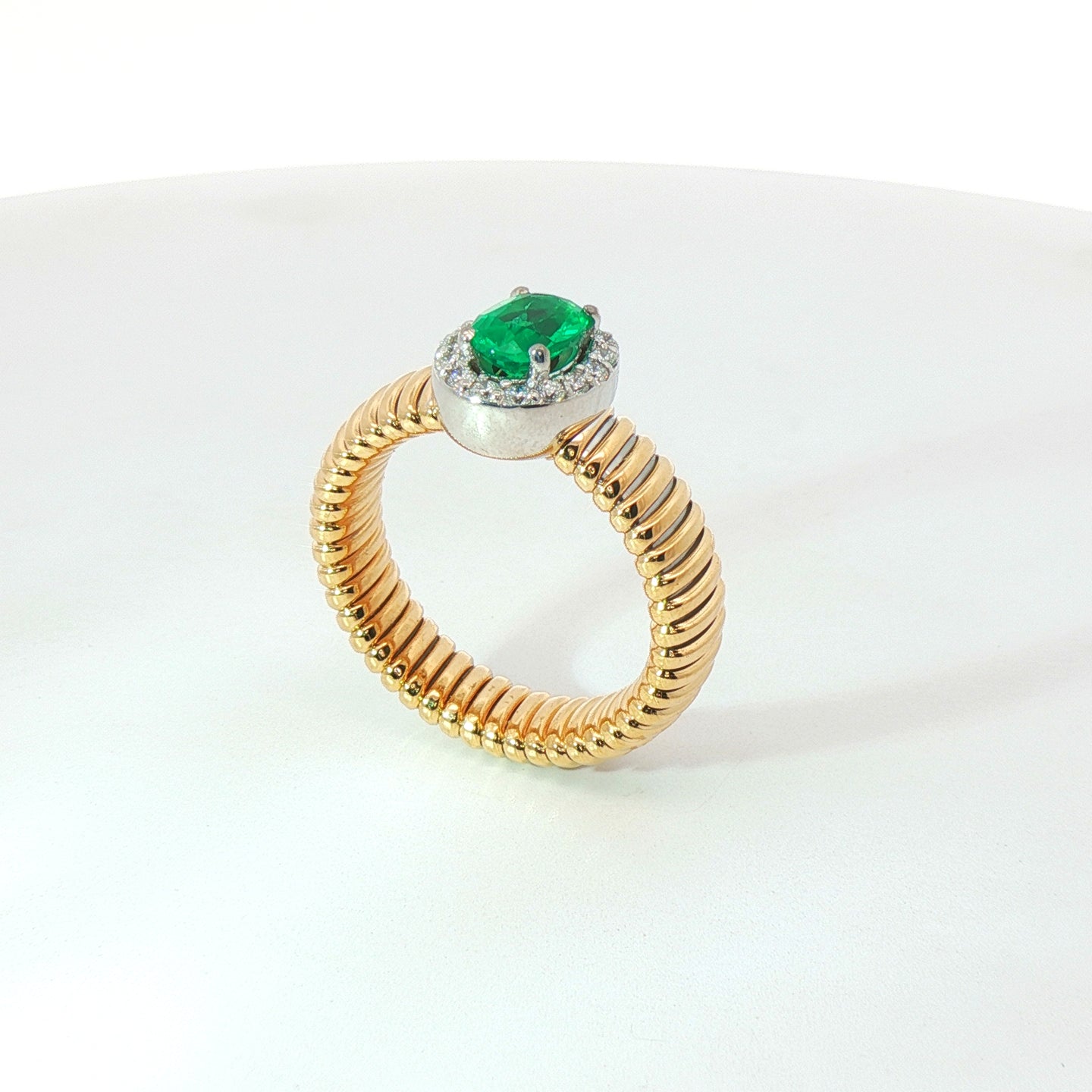 Solitario Queen con contorno in oro giallo tubogas con Smeraldo Lab-Grown taglio ovale e Diamanti Lab-Grown taglio brillante.