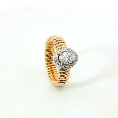 Solitario Queen con contorno in oro giallo tubogas con Diamanti Lab-Grown taglio ovale e brilante, 0,92 carati.