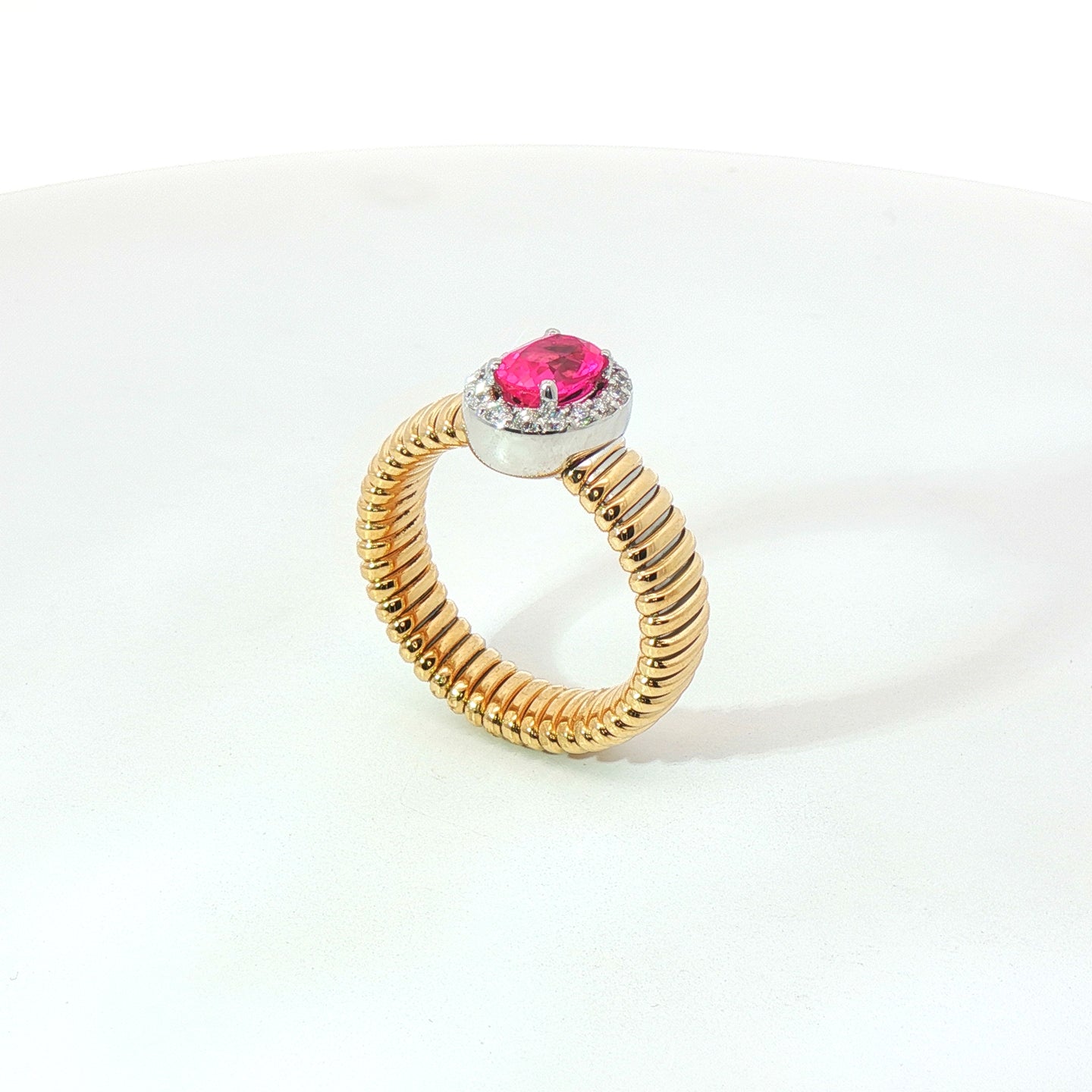 Solitario Queen con contorno in oro giallo tubogas con Zaffiro rosa Lab-Grown taglio ovale e Diamanti Lab-Grown taglio brillante.