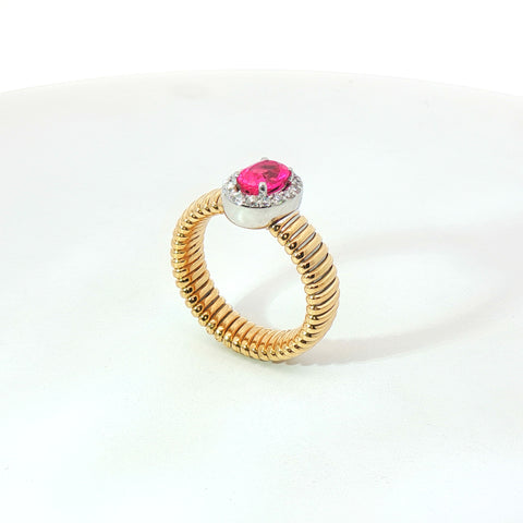 Solitario Queen con contorno in oro giallo tubogas con Zaffiro rosa Lab-Grown taglio ovale e Diamanti Lab-Grown taglio brillante.