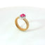 Solitario Queen con contorno in oro giallo tubogas con Zaffiro rosa Lab-Grown taglio ovale e Diamanti Lab-Grown taglio brillante.
