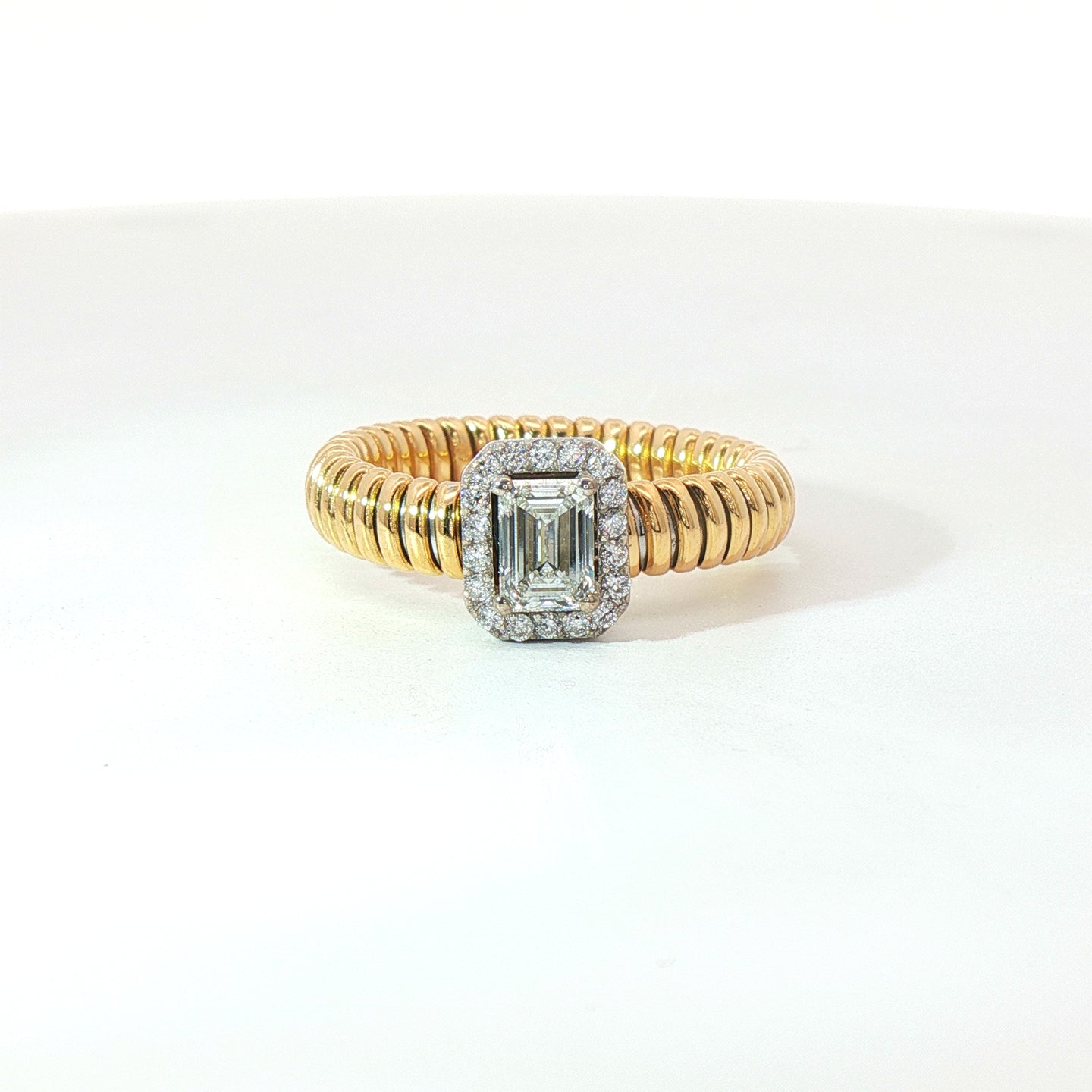 Solitario Queen con contorno in oro giallo tubogas con Diamante Lab-Grown taglio Smeraldo e Diamanti Lab-Grown taglio brillante, 0,64 carati.