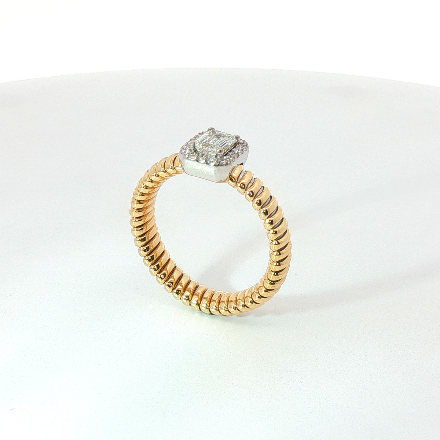 Solitario Queen con contorno in oro giallo tubogas con Diamante Lab-Grown taglio Smeraldo e Diamanti Lab-Grown taglio brillante, 0,64 carati.