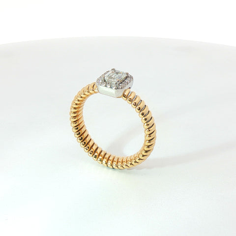 Solitario Queen con contorno in oro giallo tubogas con Diamante Lab-Grown taglio Smeraldo e Diamanti Lab-Grown taglio brillante, 0,64 carati.