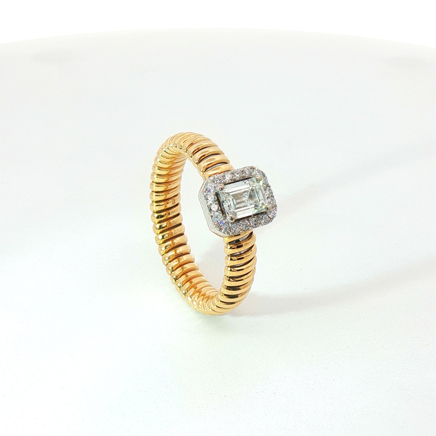 Solitario Queen con contorno in oro giallo tubogas con Diamante Lab-Grown taglio Smeraldo e Diamanti Lab-Grown taglio brillante, 0,64 carati.