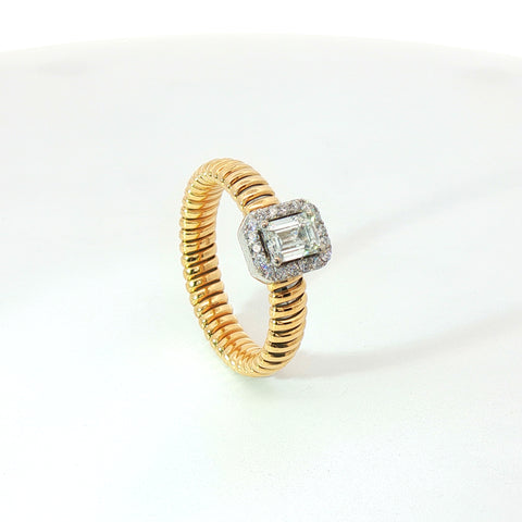 Solitario Queen con contorno in oro giallo tubogas con Diamante Lab-Grown taglio Smeraldo e Diamanti Lab-Grown taglio brillante, 0,64 carati.