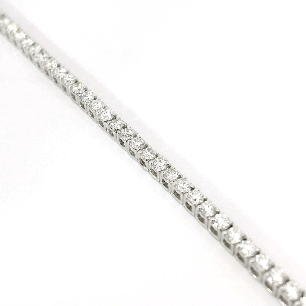 Bracciale tennis a filo in oro bianco e diamanti lab-grown taglio brillante, 2,58 carati.