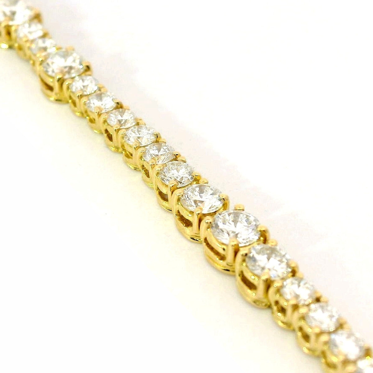 Tennis bracelet with wire spot in white gold, 6.06 carats.