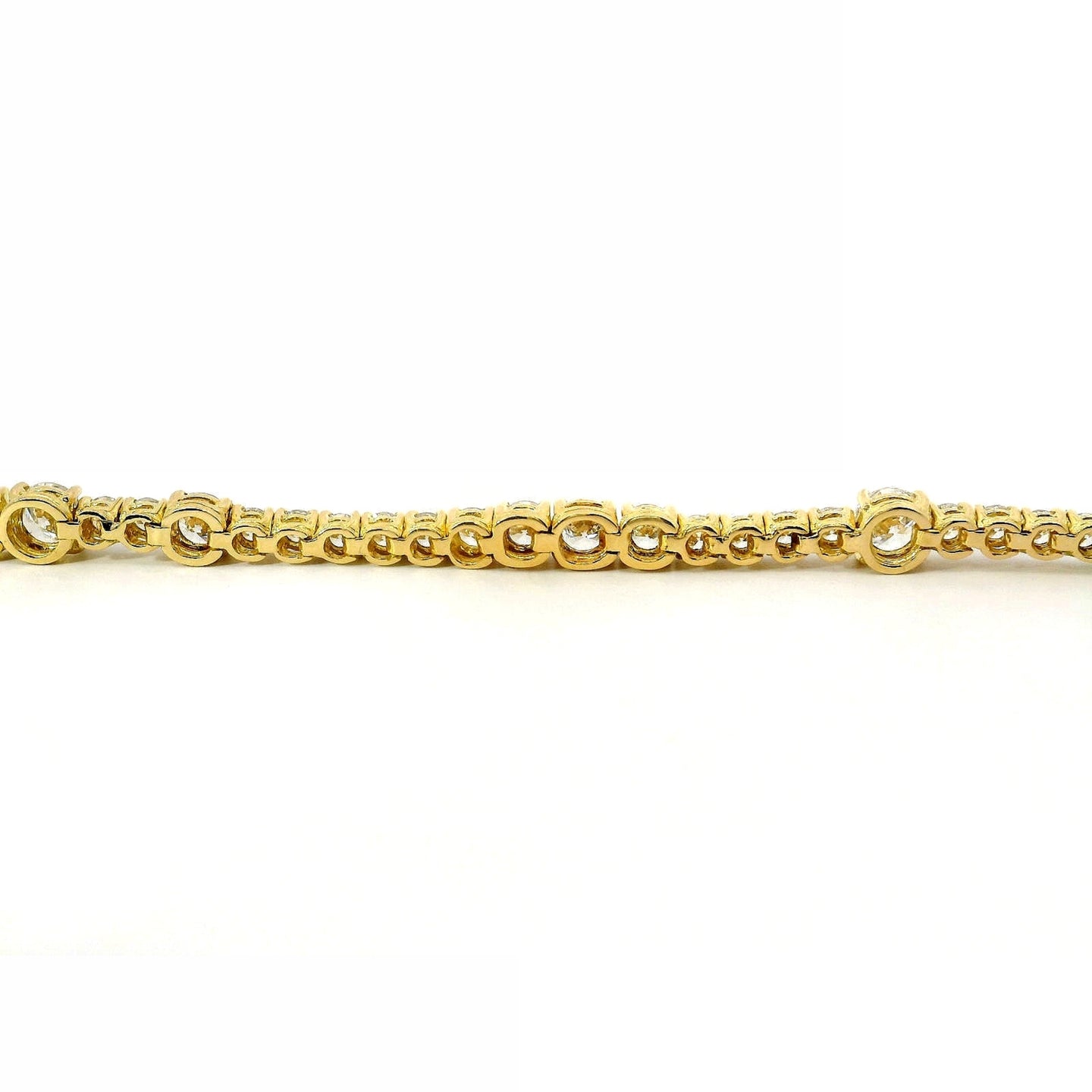 Bracciale Tennis con spot a filo in oro giallo con diamanti lab-grown taglio brillante, 5,85 carati.
