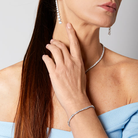 Bracciale Tennis con spot a filo in oro bianco con diamanti lab-grown taglio brillante, 6,06 carati.