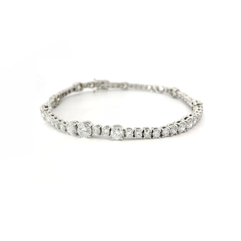 Bracciale Tennis con spot a filo in oro bianco con diamanti lab-grown taglio brillante, 6,06 carati.