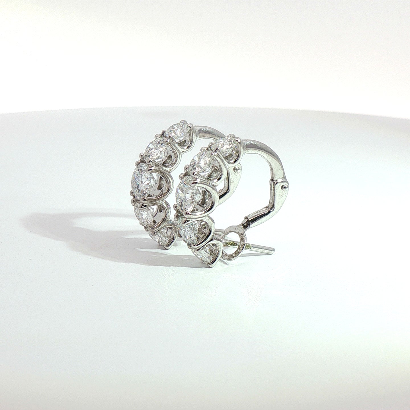 Orecchini cerchio in oro bianco con diamanti lab-Grown taglio brillante, 2,76 carati.