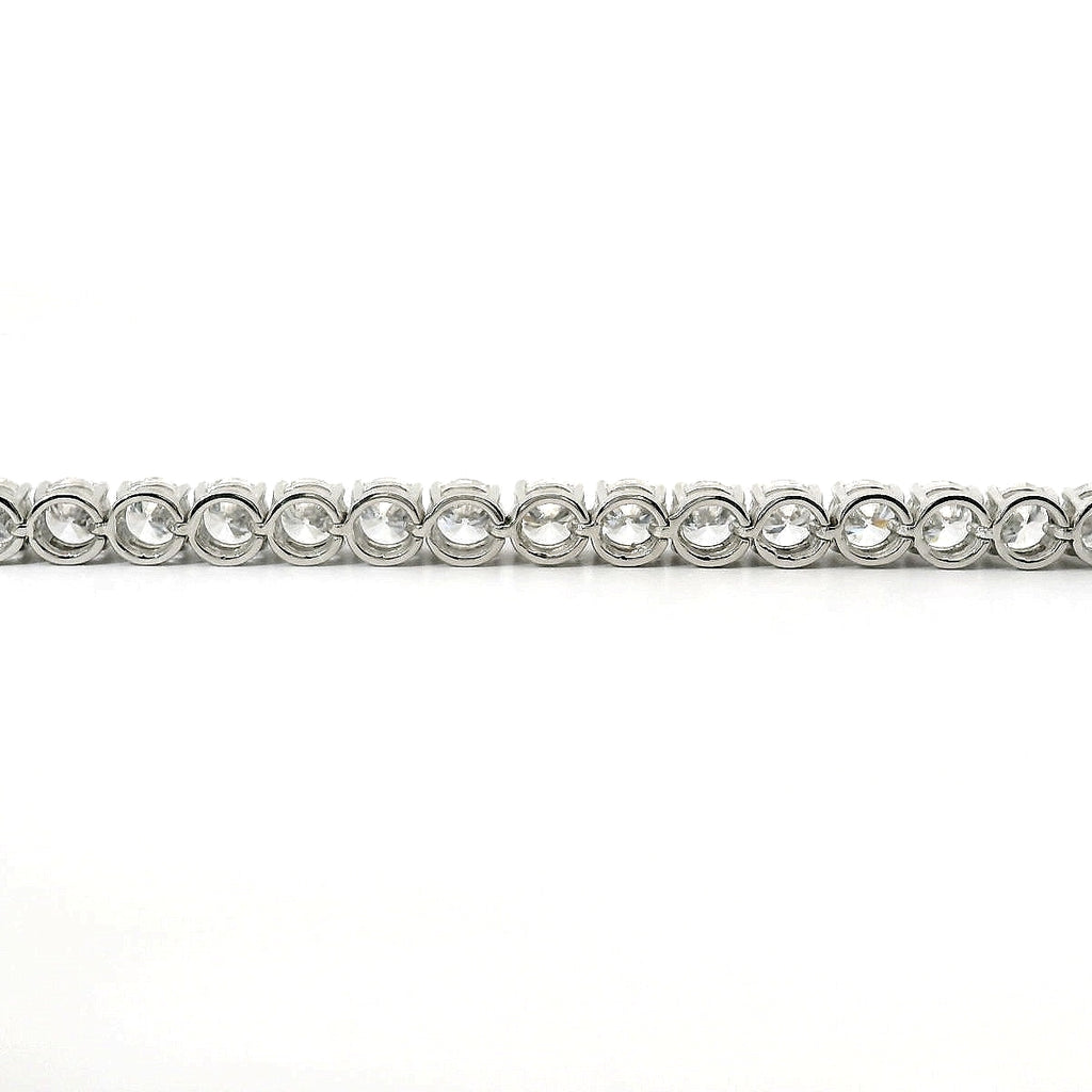 Bracciale tennis a filo in oro bianco e diamanti lab-grown taglio brillante, 11,84 carati.