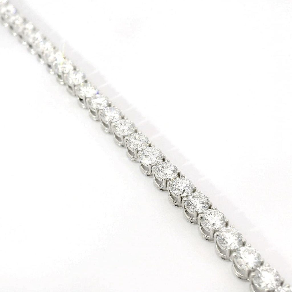 Bracciale tennis a filo in oro bianco e diamanti lab-grown taglio brillante, 11,84 carati.