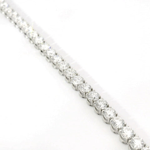 Bracciale tennis a filo in oro bianco e diamanti lab-grown taglio brillante, 11,84 carati.