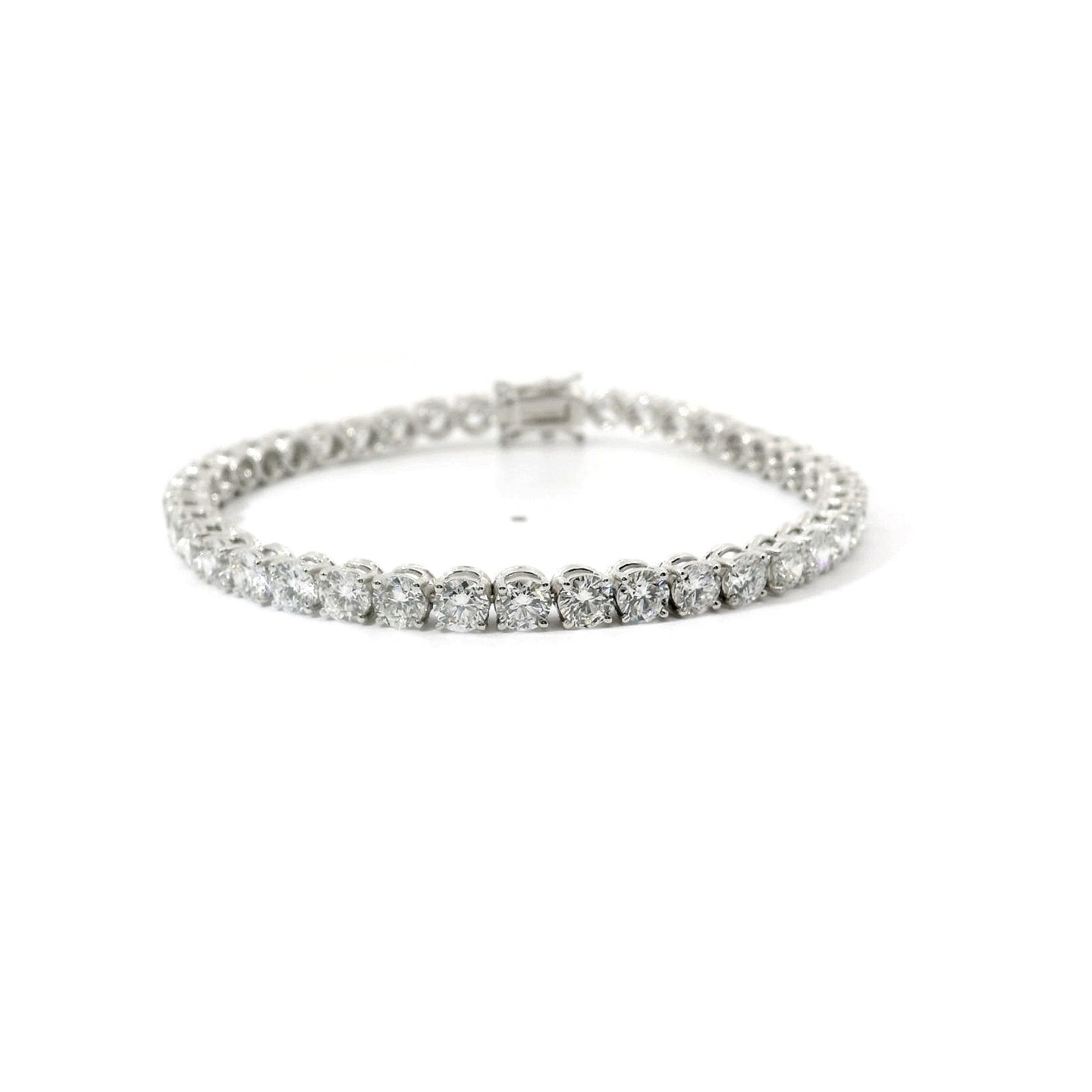 Bracciale tennis a filo in oro bianco e diamanti lab-grown taglio brillante, 11,84 carati.