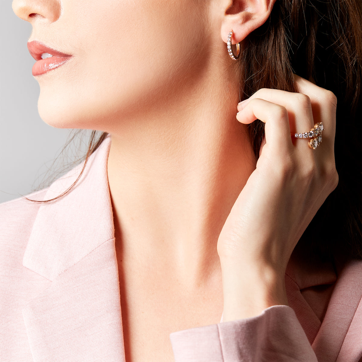 Yellow gold hoop earrings with brilliant-cut diamonds, 1.17 carats.