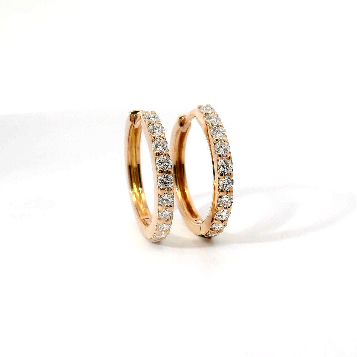 Orecchini a cerchio in oro rosa e diamanti lab-grown taglio brillante, 0,75 carati.