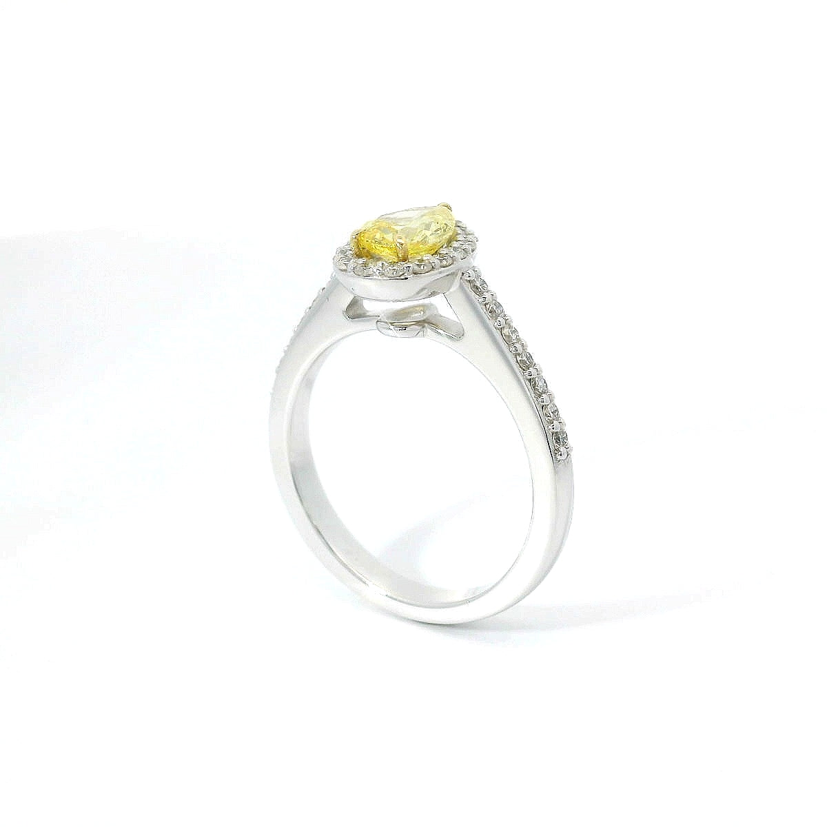 Anello Dreams in oro bianco con diamante lab-grown fancy color taglio goccia e taglio brillante, 1,03 carati.