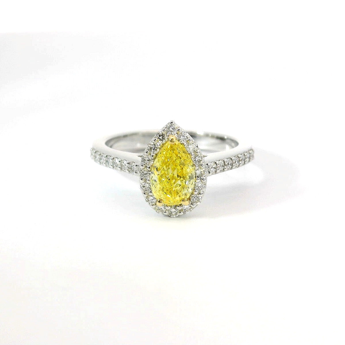 Anello Dreams in oro bianco con diamante lab-grown fancy color taglio goccia e taglio brillante, 1,03 carati.