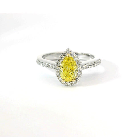 Anello Dreams in oro bianco con diamante lab-grown fancy color taglio goccia e taglio brillante, 1,03 carati.