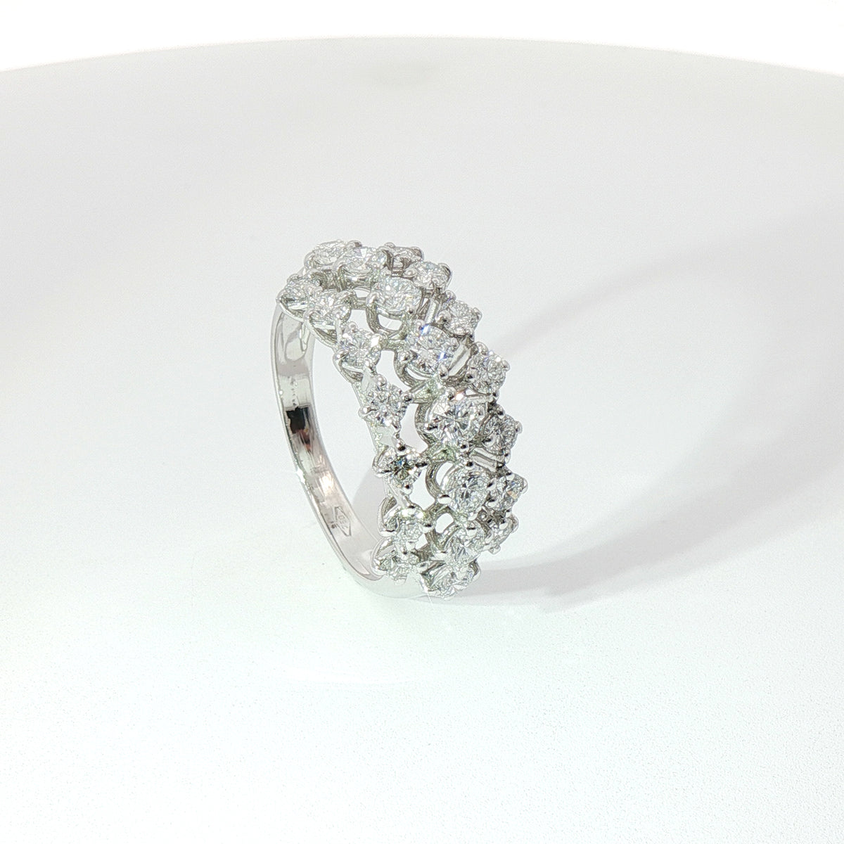 Anello a Fascia in oro bianco con Diamanti Lab-Grown taglio brillante, 1,54 carati.