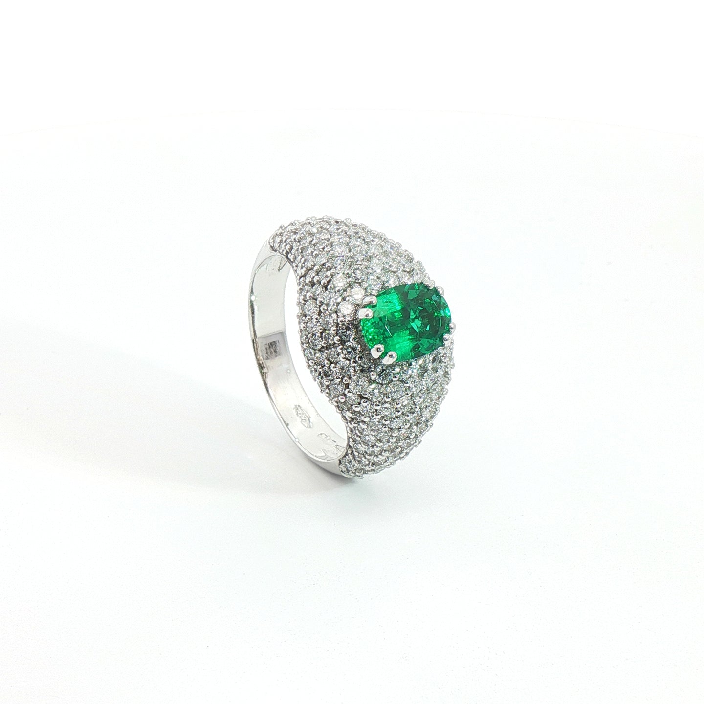 Anello fascia in oro bianco con pavè di diamanti Lab-Grown e smeraldo Lab-Grown.