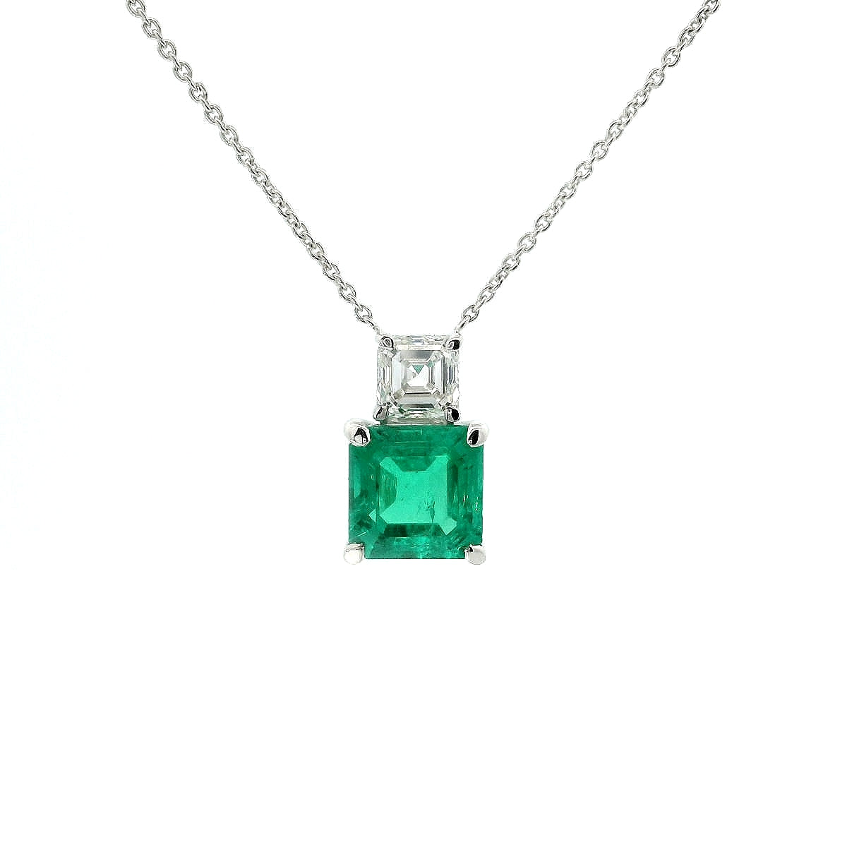 Girocollo in oro bianco con smeraldo lab-grown e diamante lab-grown taglio asscher.
