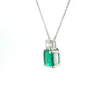 Girocollo in oro bianco con smeraldo lab-grown e diamante lab-grown taglio asscher.