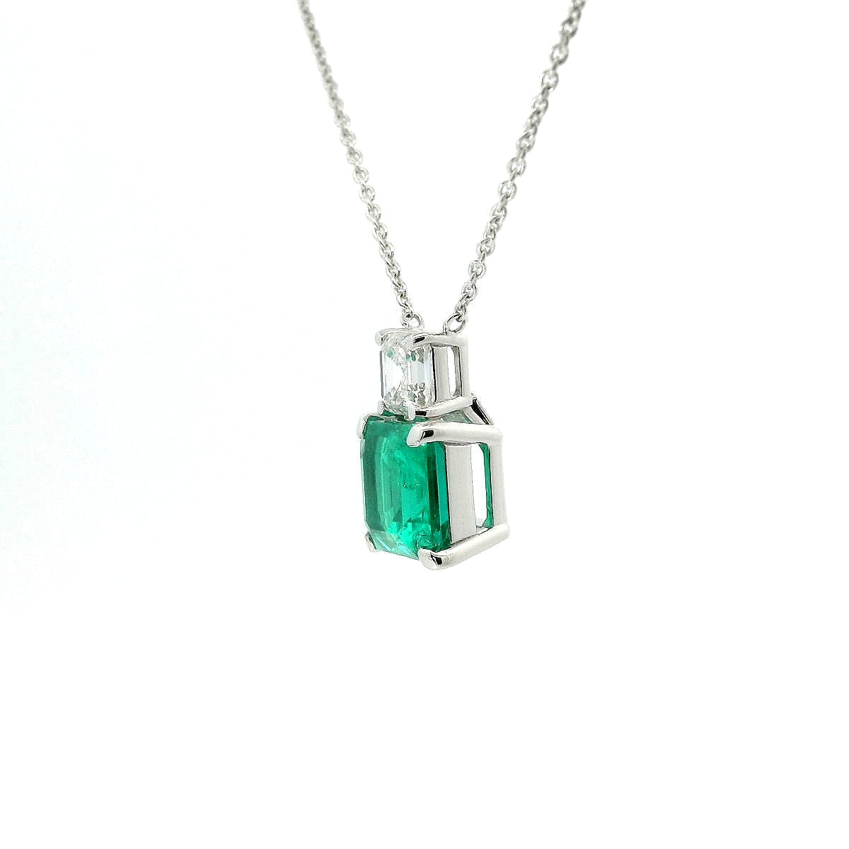 Girocollo in oro bianco con smeraldo lab-grown e diamante lab-grown taglio asscher.