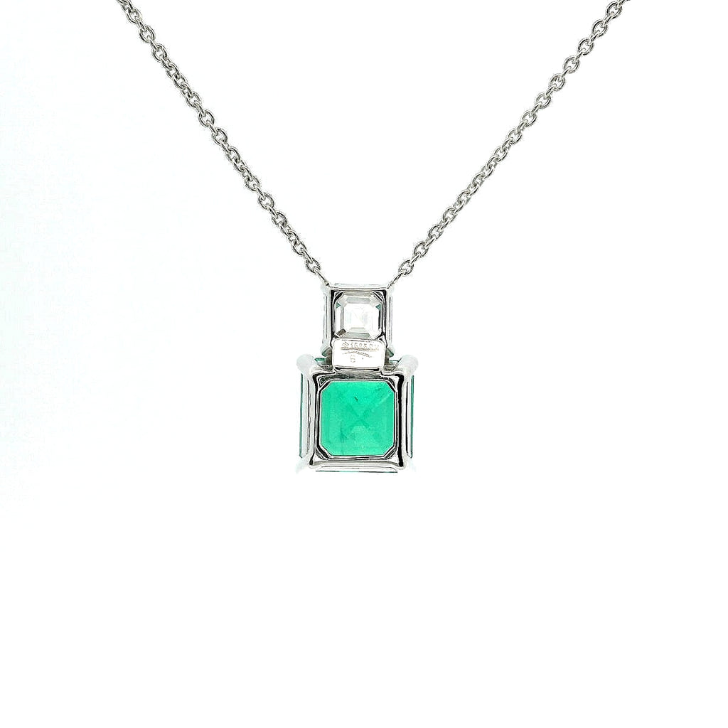 Girocollo in oro bianco con smeraldo lab-grown e diamante lab-grown taglio asscher.