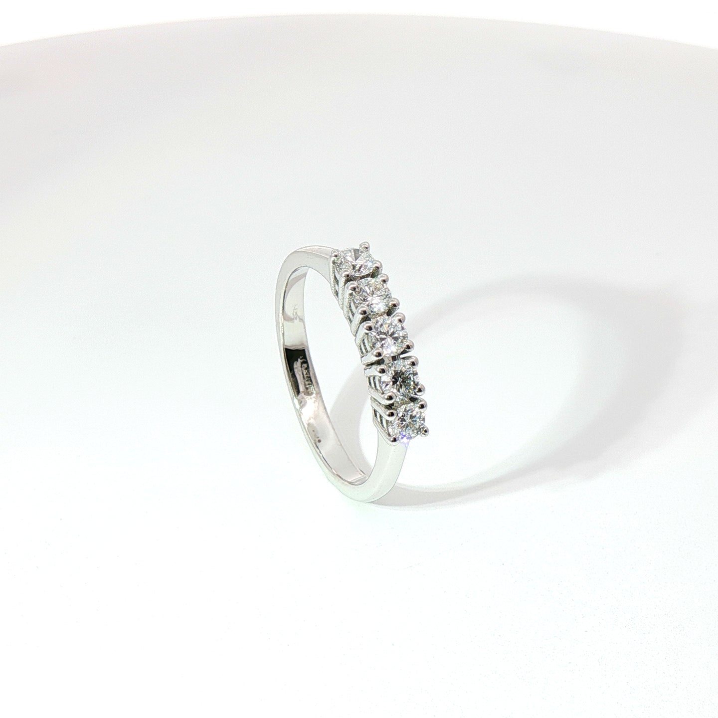 Fedina in oro bianco con diamanti Lab-Grown taglio brillante, 0,47 carati.