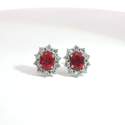 Orecchini punto luce in oro bianco con rubini Lab-Grown taglio ovale e diamanti Lab-Grown taglio brillante.