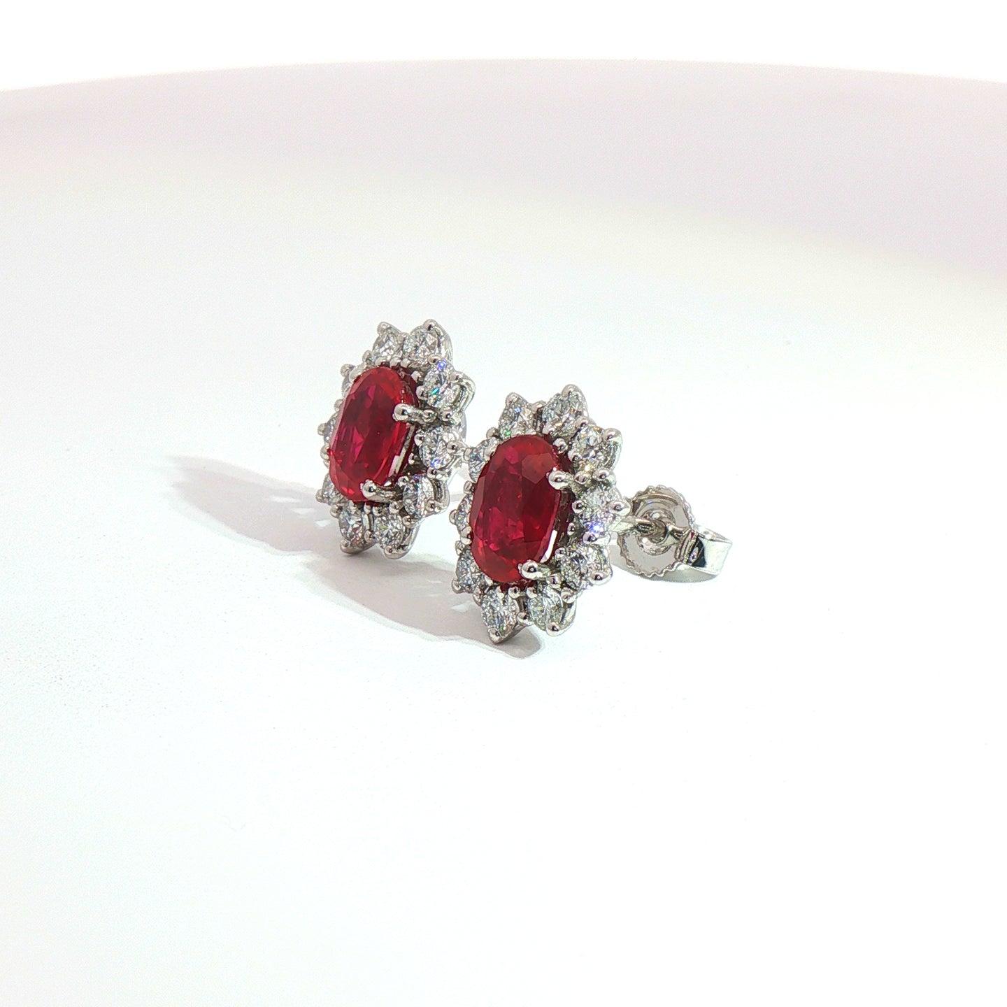 Orecchini punto luce in oro bianco con rubini Lab-Grown taglio ovale e diamanti Lab-Grown taglio brillante.